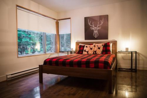 Ένα ή περισσότερα κρεβάτια σε δωμάτιο στο Welcome to La Cabine de Charlevoix