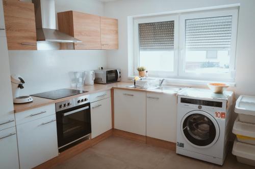 a kitchen with a washing machine and a washer at Little Break in Röfingen
