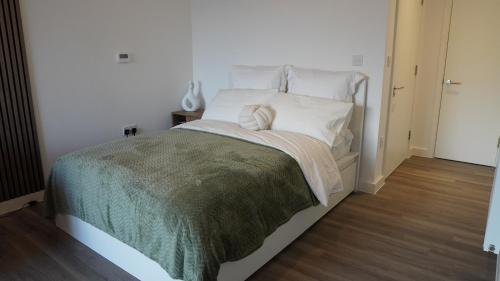 Postel nebo postele na pokoji v ubytování Cambridge Urban Suite