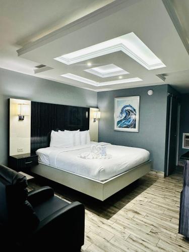 a bedroom with a large bed and a couch at Historic Waterfront Marion Motor Lodge in downtown St Augustine in Saint Augustine
