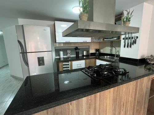 Kuchyň nebo kuchyňský kout v ubytování Comodo y amplio apartamento en Laureles