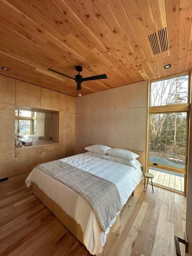 Ένα ή περισσότερα κρεβάτια σε δωμάτιο στο Brooklyn Shore Lodge