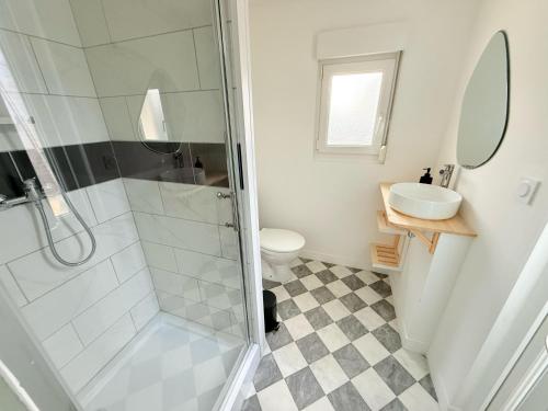 une salle de bain avec une douche, des toilettes et un lavabo dans l'établissement les 1001 Briques, à Saint-Quentin