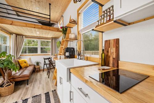 Nook at the Springs - Tiny Home , Full Kitchen