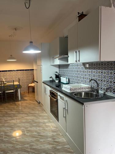 een keuken met een spoelbak en een aanrechtblad bij Casa rural Martín in Granada