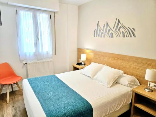 a hotel room with a bed and a window at Pensión Txiki Polit in Zarautz