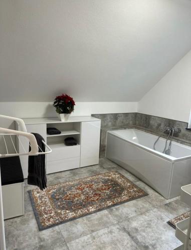 Villa Schlossblick في Neuanbau: حمام أبيض مع حوض استحمام ومغسلة