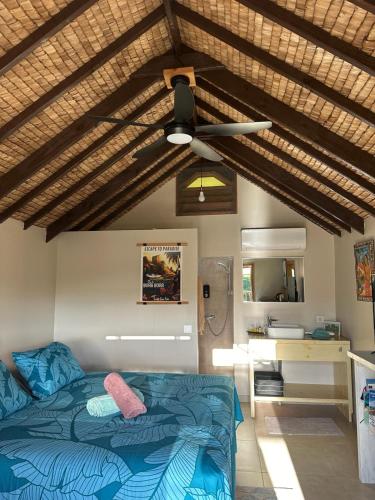 Кровать или кровати в номере Landing One Lodge