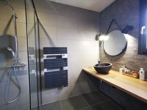 une salle de bain avec un lavabo et une douche avec un miroir dans l'établissement South Sweetness, à Beaucaire