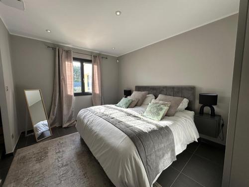 une chambre avec un grand lit et une fenêtre dans l'établissement South Sweetness, à Beaucaire