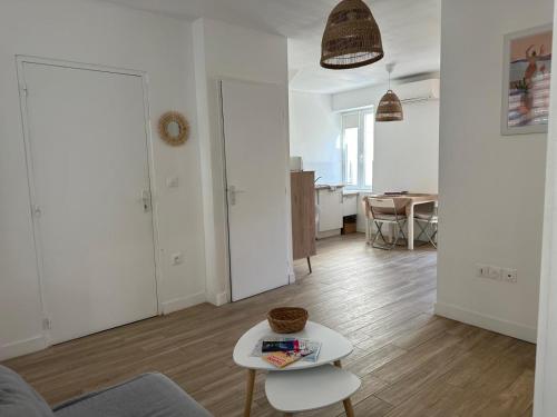Χώρος καθιστικού στο Escapade marseillaise proche de la mer plein sud avec jardin privé - clim & wifi gratuit