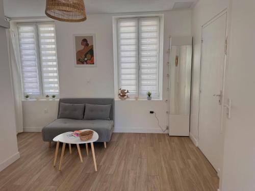 un salon avec un canapé et une table dans l'établissement Escapade marseillaise proche de la mer plein sud avec jardin privé - clim & wifi gratuit, à Marseille