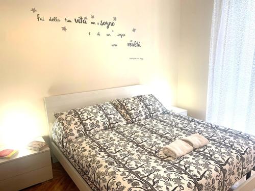 a bedroom with a bed with stars on the wall at 15 minuti al Centro Torino con Tram 4 - Lingotto relax, Inalpi Arena, Stadio in Turin
