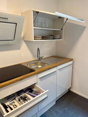 Kuchyň nebo kuchyňský kout v ubytování Erholung an den Wasserfällen - Ferienwohnung in Baden-Baden - Stilvolles Apartment mit Terrasse, Parkplatz & ruhiger Lage