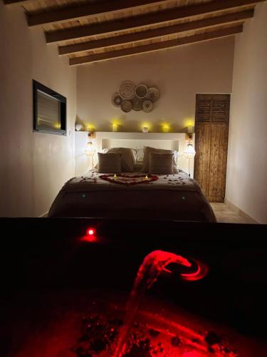 Ένα ή περισσότερα κρεβάτια σε δωμάτιο στο Love room Le Cabanon Spa
