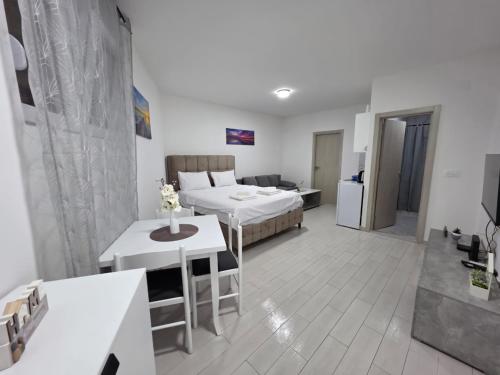 Una cama o camas en una habitación de Taksim Aprartman