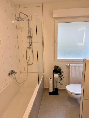 Koupelna v ubytování Erholung an den Wasserfällen - Ferienwohnung in Baden-Baden - Stilvolles Apartment mit Terrasse, Parkplatz & ruhiger Lage