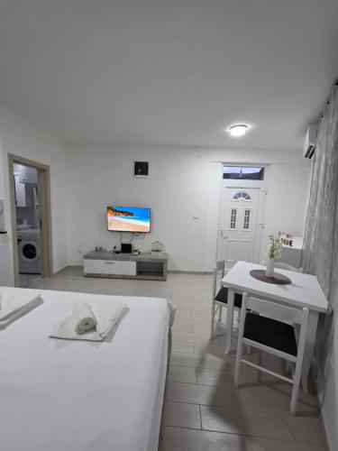 Una cama o camas en una habitación de Taksim Aprartman