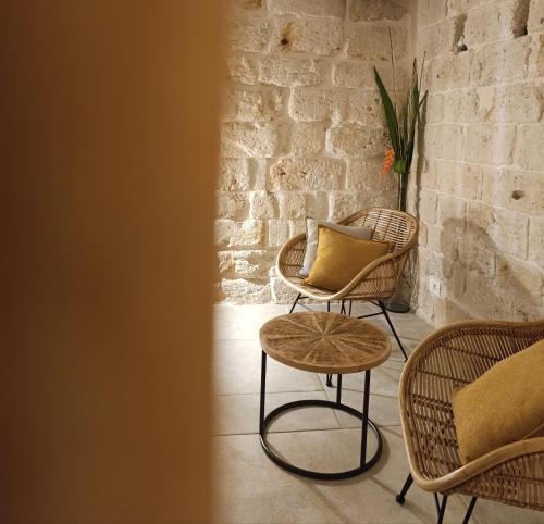 a room with two chairs and a table at PALAZZO CAVÌ in Mola di Bari