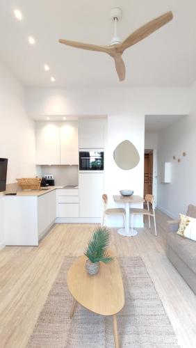 un salon avec un canapé et une table dans l'établissement Studio rénové, vue dégagée et arborée, 700m plage, à Cannes