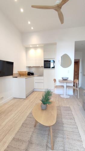 Studio rénové, vue dégagée et arborée, 700m plage