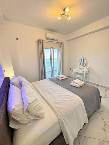 Una cama o camas en una habitación de Infinity Blue Suite