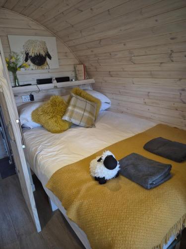 Una cama o camas en una habitación de Tighlochan pods