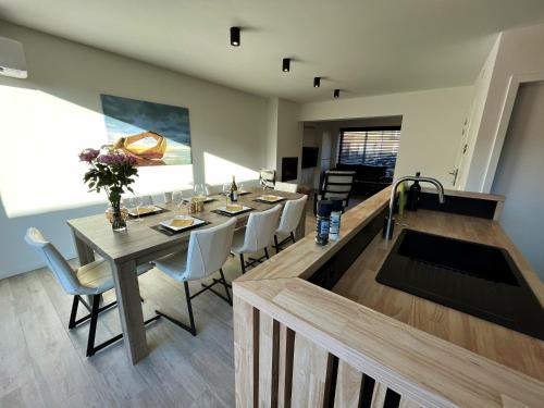 デ・パンネにあるVakantiehuis Zeevonkのテーブルと椅子のあるダイニングルーム