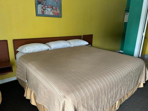 Postel nebo postele na pokoji v ubytování Sunset Motel