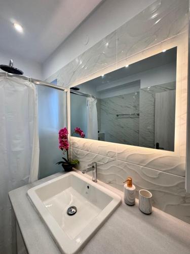 Un baño de Infinity Blue Suite