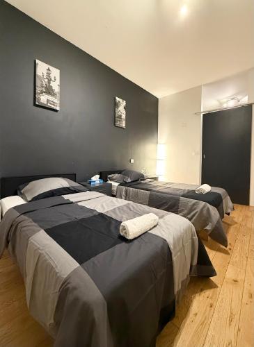 deux lits dans une chambre avec un mur dans l'établissement Family Champs Elysées appartement, à Paris