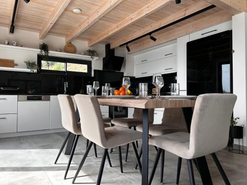 Dapur atau dapur kecil di Villa Mimosa with private swimming pool
