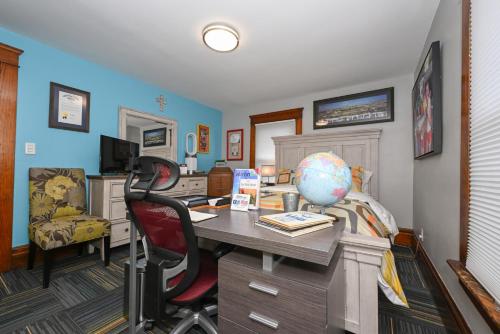 an office with a desk and a chair in a room at Berrodin Bed & Breakfast in Akron