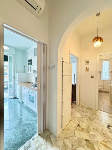 a kitchen with an archway leading into a room at La casa di Nani e Cin in Finale Ligure