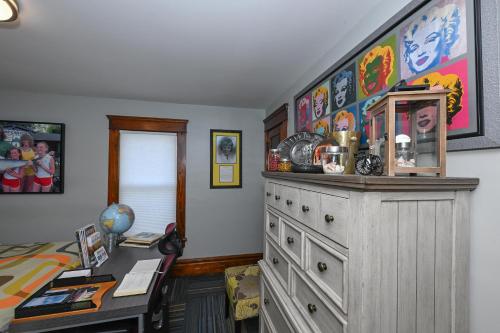 a room with a desk and a dresser in a room at Berrodin Bed & Breakfast in Akron