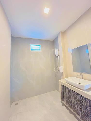 a bathroom with a sink and a shower at Poolvilla Pattaya by Apiwat in Nong Prue