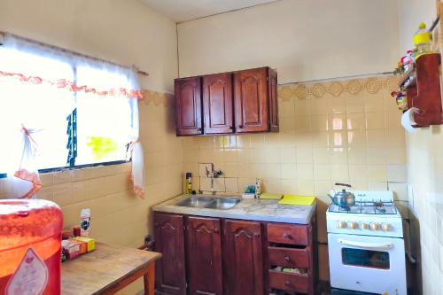 a small kitchen with a sink and a stove at La Franky en Termas de Río Hondo in Termas de Río Hondo