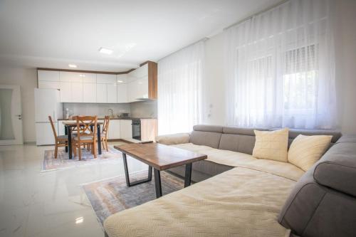 un soggiorno con un divano e un tavolo di Bubi Apartment a Gevgelija