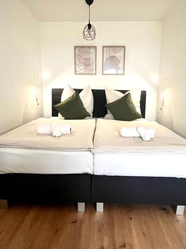 two beds sitting next to each other in a bedroom at Schwarzwald Apartment in Löffingen