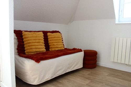 - une chambre pour enfants avec un lit dans l'établissement L'escale - charmant studio à Laval, à Laval