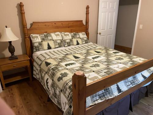 Ένα ή περισσότερα κρεβάτια σε δωμάτιο στο Cozy Cabin in Arnold !