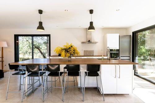 - une cuisine avec un grand îlot de cuisine avec des tabourets dans l'établissement Villa cork contis 1, à Lit-et-Mixe