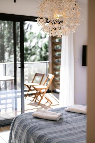 - un lustre suspendu au-dessus d'un lit dans la chambre dans l'établissement Villa cork contis 1, à Lit-et-Mixe