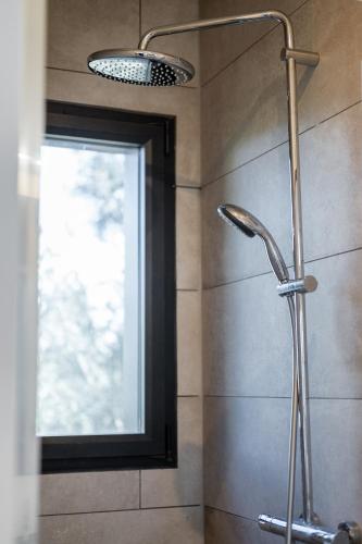 une douche avec pommeau de douche dans une salle de bain dans l'établissement Villa cork contis 1, à Lit-et-Mixe