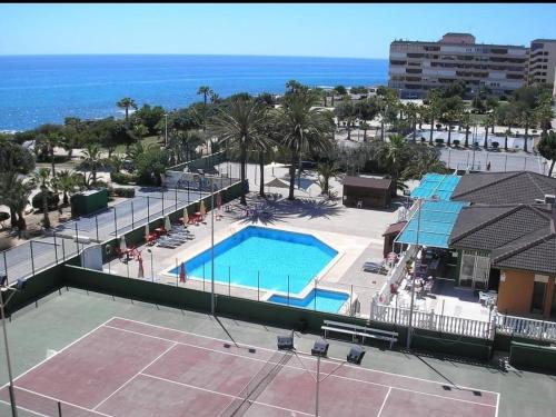 eine Draufsicht auf einen Pool und einen Tennisplatz in der Unterkunft Vista Mar Torrevieja in Torrevieja