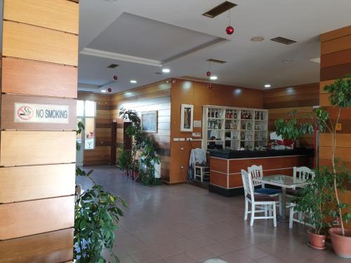 un restaurante con mesa y sillas en una habitación en Vila Giorgio, en Shkodër