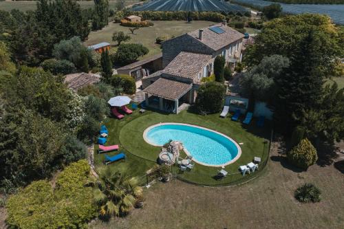 une vue aérienne d'une maison avec piscine dans l'établissement Domaine Manon en Luberon privatisé - 21 couchages, à Lagnes