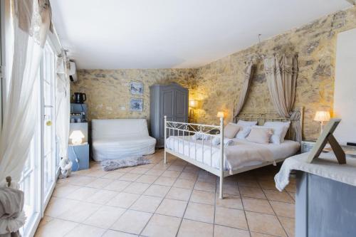 une chambre avec deux lits dans une pièce dans l'établissement Domaine Manon en Luberon privatisé - 21 couchages, à Lagnes