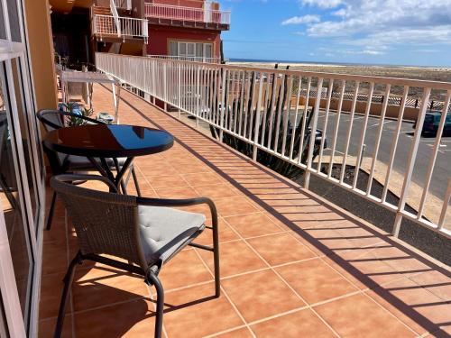 科拉雷侯Chic&Surf Dunes View Lumineux et vue superbe !的带桌椅和海景的阳台