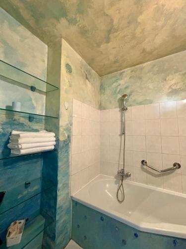 une salle de bain avec baignoire et douche en verre dans l'établissement Stunning sea views, full sun exposure, à Nice